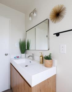 ein Badezimmer mit Waschbecken und Spiegel in der Unterkunft Upscale Bay Area themed place near Santana Row in San Jose + 29 Fotos