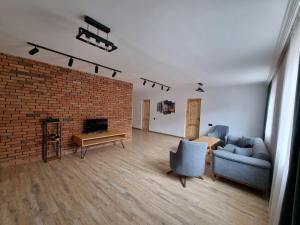 Μια τηλεόραση ή/και κέντρο ψυχαγωγίας στο Villa Sunshine , whole apartments, апартаменты целиком