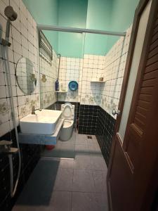 a bathroom with a sink and a toilet at Queen hotel 