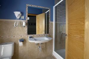 アビラにあるHotel Las Murallasの洗面台、トイレ、鏡のあるバスルーム +151枚の写真