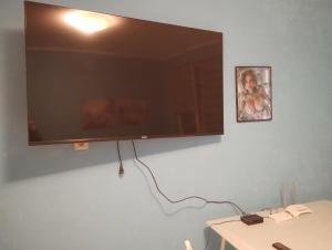 un téléviseur à écran plat accroché au mur dans l'établissement 62A Doctor Luben Lazarov Street, à Varna
