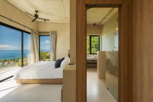 Una habitación con cama y vistas al océano. en RAKSA Villas, en Ban Madua Wan