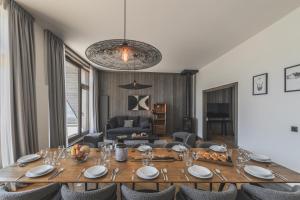 une salle à manger avec une table et des chaises dans l'établissement TERRESENS - Le Quartz - NEW, à Peisey-Nancroix