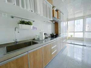 a large kitchen with a sink and a window at Gongxi Home Plus Bell Tower Big Wild Goose Pagoda Tangcheng Terra Cotta Warriors6 metro away from Xian North Railway Station 3 minutes walk to Line 2 100 inch projection free trial service in Xi'an