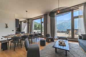 佩塞克鲁瓦TERRESENS - Le Quartz - NEW的客厅配有桌椅和大窗户