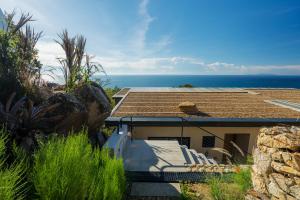 una casa con paneles solares en el techo en RAKSA Villas, en Ban Madua Wan