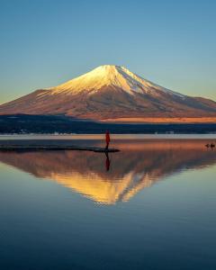 御殿場市にあるFUJI Forest House203の山前の水に立つ男