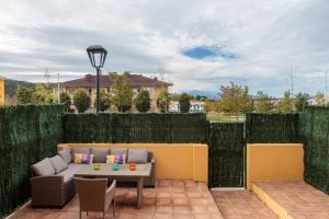 eine Terrasse mit einer Couch und einem Tisch in der Unterkunft Capricho de Rovacias, Comillas, Cantabria in Comillas
