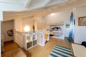 Zimmer mit einem Kinderbett und einem Etagenbett in der Unterkunft Capricho de Rovacias, Comillas, Cantabria in Comillas