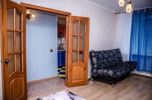 トリヤッチにあるApartment on Miraのリビングルーム(黒い革張りの椅子、ドア付)