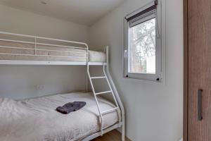 HaarleにあるLuxe vakantiewoning Hellendoorn Sallandse Heuvelrug nmr 36のベッドルーム(二段ベッド1組、窓付)