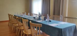 een lange tafel met stoelen en een blauwe tafelkleed bij Azure Peaks-English Services-At National Forest Park with Free Shuttle in Zhangjiajie +94 foto's