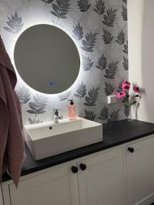 Koupelna v ubytování Villa Onnela with sauna,wifi and parking near Santa Village + 30 fotografií