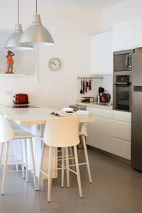 Kuchyň nebo kuchyňský kout v ubytování Dizengoff Square