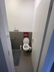 Koupelna v ubytování Dizengoff Square