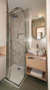 une salle de bain avec douche et lavabo dans l'établissement Apartman Dora, à Sveti Martin na Muri 15 autres photos