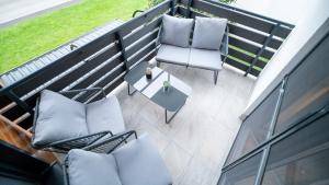 un patio avec deux chaises et une table sur un balcon dans l'établissement Apartman Dora, à Sveti Martin na Muri