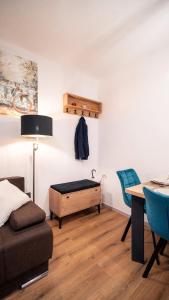 une chambre avec un lit, un bureau et une table dans l'établissement Apartman Dora, à Sveti Martin na Muri