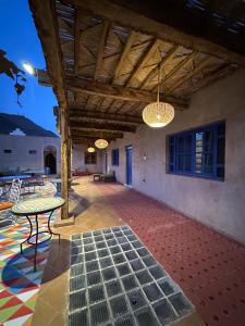 ザゴラにあるLa Petite Kasbahのパティオ(テーブル、椅子、照明付)