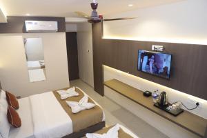 TV a/nebo společenská místnost v ubytování FabHotel Casa Royal Residency