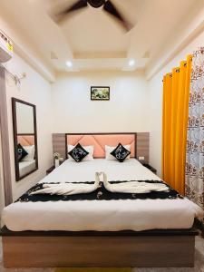 Giường trong phòng chung tại Rudra Ganga Hotel