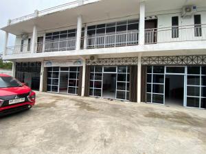 a car parked in a parking lot in front of a building at BMC HomeStay in Sebungsungai