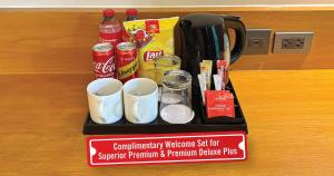 バンコクにあるTravelodge Sukhumvit 11のカウンターの上にカップと飲み物が置かれた黒いトレイ