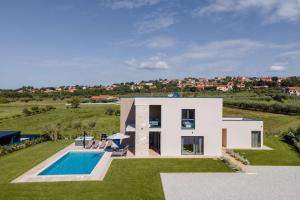 Πισίνα στο ή κοντά στο Villa Fiducia - Modern villa close to Poreč