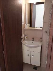 un bagno con lavandino e specchio di Ζ&Ζ Studios a Perea