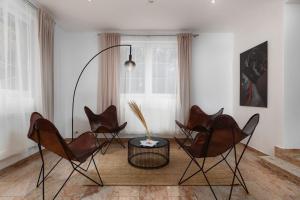 a living room with a group of chairs and a table at Villa Hietzing in Vienna +13 photos