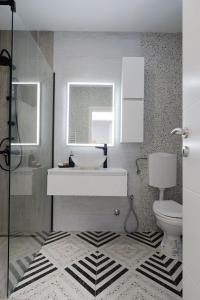 Dobrinjeにある3D Caffe Apartmaniの洗面台とトイレ付きのバスルーム