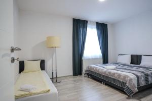Dobrinjeにある3D Caffe Apartmaniのベッド2台と窓のある寝室 +13枚の写真
