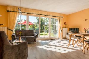 JagdhausにあるJagdhaus Schwinkelsmoorのソファとテーブルのあるリビングルーム