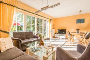 JagdhausにあるJagdhaus Schwinkelsmoorのソファ2つとテーブルのあるリビングルーム