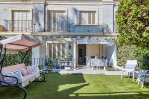 a garden with a couch and chairs on the grass at Host Dalies in San Pedro de Premiá
