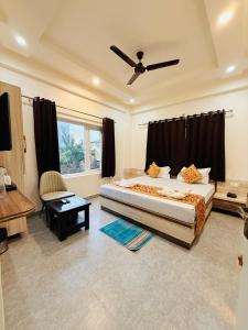 Giường trong phòng chung tại Rudra Ganga Hotel