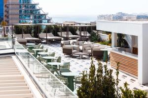 Balkón nebo terasa v ubytování Mercury Suite Luxe Retreat with Pool access by ArcoBnb