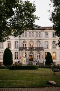 Un jardín fuera de Hotel Bloemendal, near Aachen