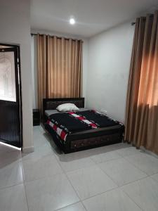 Una cama o camas en una habitación de Private home with short lets