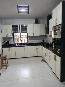 Una cocina o cocineta en Private home with short lets