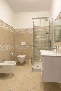 ヴァッレドーリアにあるĀ - Suitesのトイレ、洗面台、シャワー付きのバスルーム