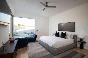 Ένα ή περισσότερα κρεβάτια σε δωμάτιο στο Neon @ Elemento49 Pool Spa Sleeps 16 +37 φωτογραφίες