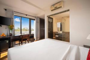 Ένα ή περισσότερα κρεβάτια σε δωμάτιο στο Beachfront Hotel Hoi An