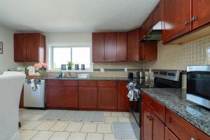 Η κουζίνα ή μικρή κουζίνα στο 12BCozy 3BR Apartment with Koi Pond in Worcester