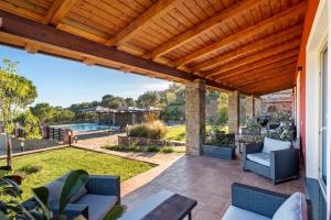 un patio esterno con pergolato in legno di Agriresidence Le Grazie a Montecorice