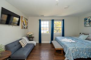 Ένα ή περισσότερα κρεβάτια σε δωμάτιο στο 12BCozy 3BR Apartment with Koi Pond in Worcester