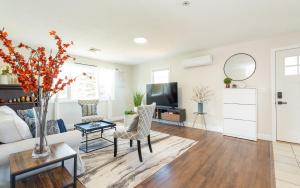 Μια τηλεόραση ή/και κέντρο ψυχαγωγίας στο 12BCozy 3BR Apartment with Koi Pond in Worcester