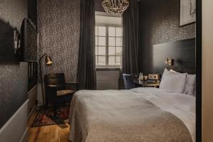 Una cama o camas en una habitación de Home Hotel Grand Helsingborg