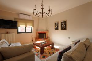 Χώρος καθιστικού στο White lavender house