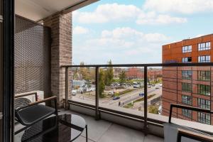 een balkon met uitzicht op een stadsstraat bij Elegant Studio with Air Conditioning Pet Friendly by Noclegi Renters in Suchanino